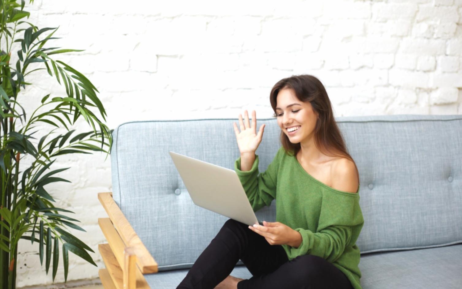 Calculator și documente pentru gestionarea veniturilor și cheltuielilor familiale