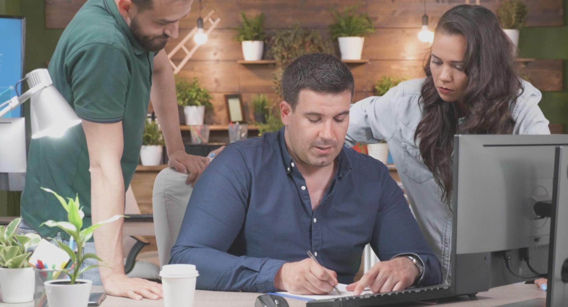 Persoană organizându-și bugetul personal cu încredere